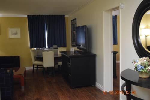 Imagen de la habitación del Hotel Howard Johnson By Wyndham Buena Park. Foto 2