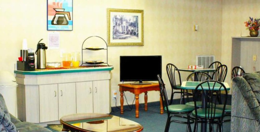 Imagen del bar/restaurante del Hotel Howard Johnson By Wyndham Clarksville Tennessee. Foto 7