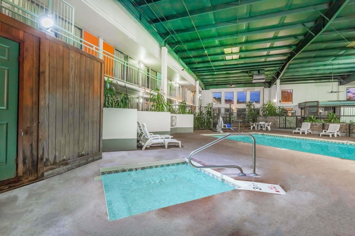 Imagen de la piscina del Hotel Howard Johnson By Wyndham Conway. Foto 14