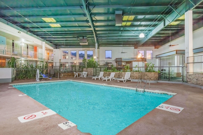 Imagen de la piscina del Hotel Howard Johnson By Wyndham Conway. Foto 15