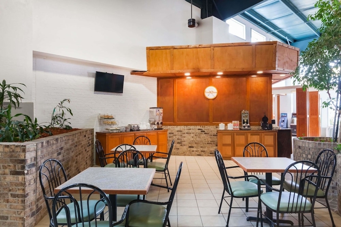 Imagen del bar/restaurante del Hotel Howard Johnson By Wyndham Conway. Foto 3