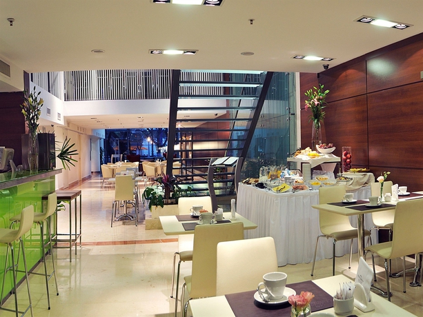 Imagen del bar/restaurante del Hotel Howard Johnson By Wyndham Cordoba. Foto 3