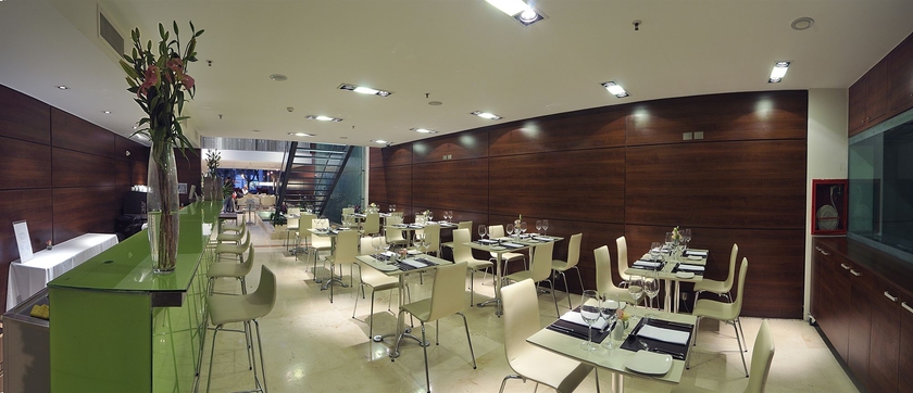 Imagen del bar/restaurante del Hotel Howard Johnson By Wyndham Cordoba. Foto 4