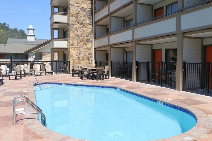 Imagen de la piscina del Hotel Howard Johnson By Wyndham Downtown Gatlinburg. Foto 17