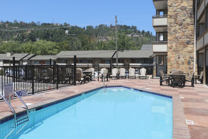 Imagen de la piscina del Hotel Howard Johnson By Wyndham Downtown Gatlinburg. Foto 18