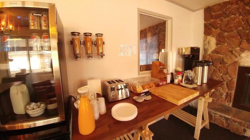 Imagen del bar/restaurante del Hotel Howard Johnson By Wyndham Edson. Foto 1