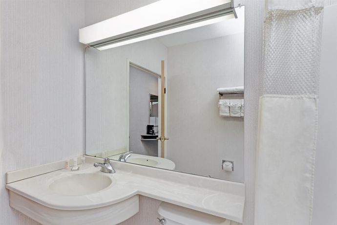 Imagen de la habitación del Hotel Howard Johnson By Wyndham Elk Grove Village/chicago O'hare. Foto 12