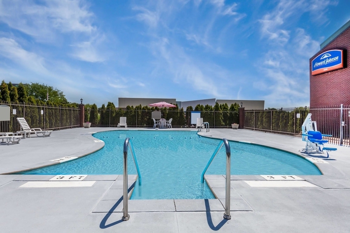 Imagen de la piscina del Hotel Howard Johnson By Wyndham Evansville East. Foto 19