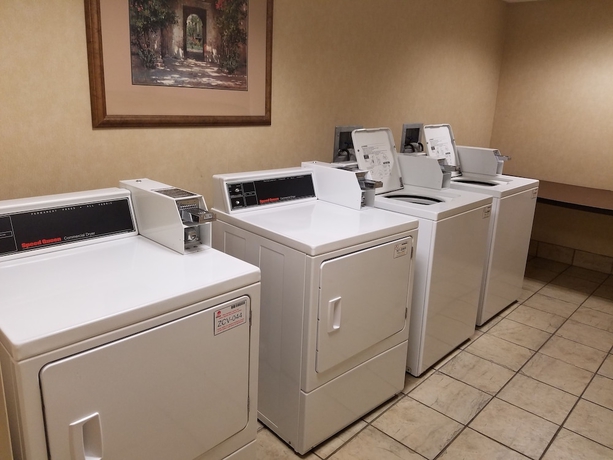 Imagen de los interiores del Hotel Howard Johnson By Wyndham Evansville East. Foto 15