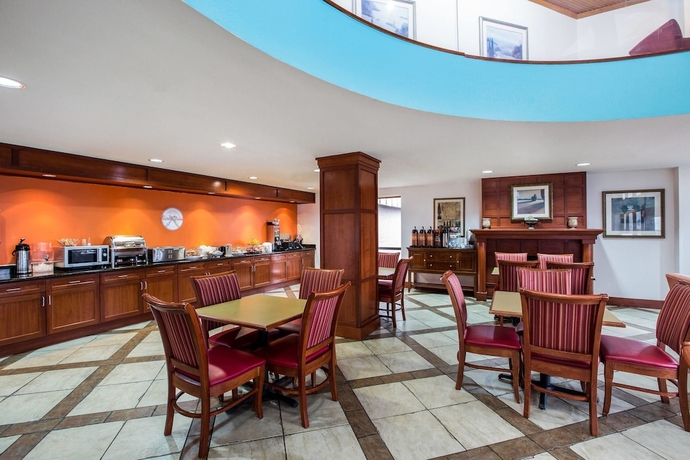 Imagen del bar/restaurante del Hotel Howard Johnson By Wyndham Evansville East. Foto 2