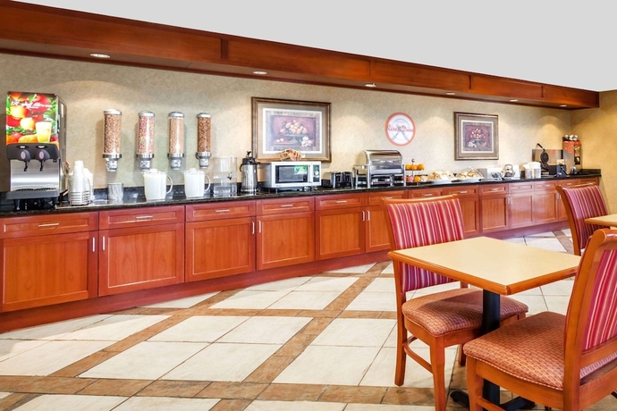 Imagen del bar/restaurante del Hotel Howard Johnson By Wyndham Evansville East. Foto 3