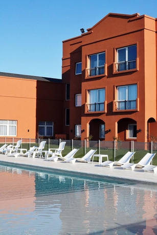 Imagen de la piscina del Hotel Howard Johnson By Wyndham Funes. Foto 19