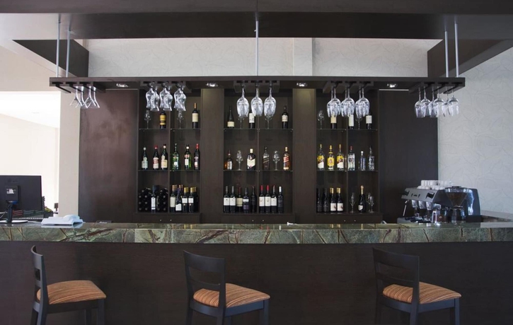 Imagen del bar/restaurante del Hotel Howard Johnson By Wyndham Funes. Foto 1