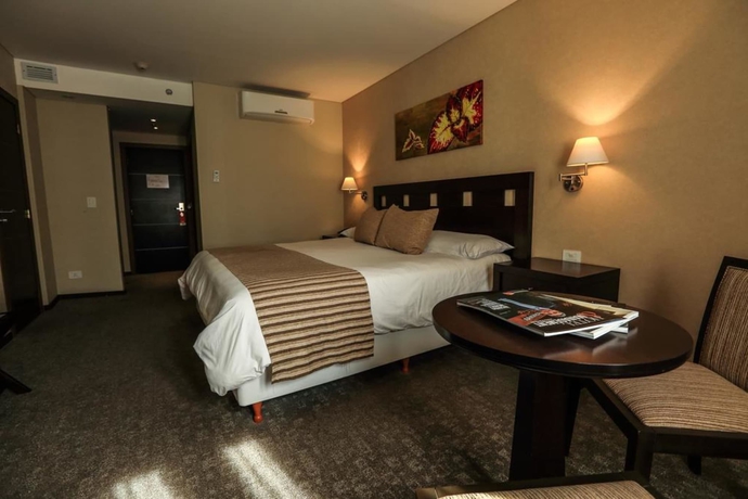 Imagen de la habitación del Hotel Howard Johnson By Wyndham Funes. Foto 16