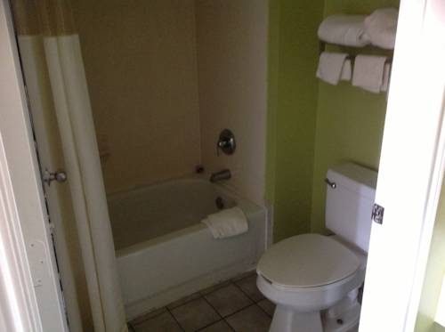 Imagen de la habitación del Hotel Howard Johnson By Wyndham Grand Prairie Near Lone Star Park. Foto 6