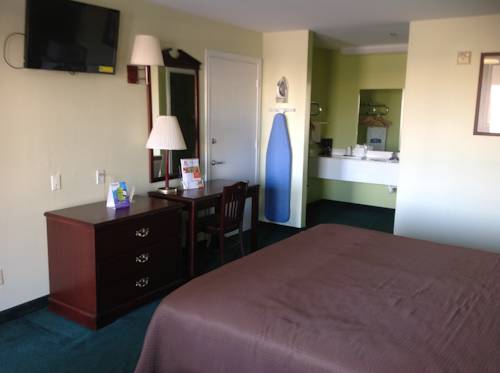 Imagen de la habitación del Hotel Howard Johnson By Wyndham Grand Prairie Near Lone Star Park. Foto 10