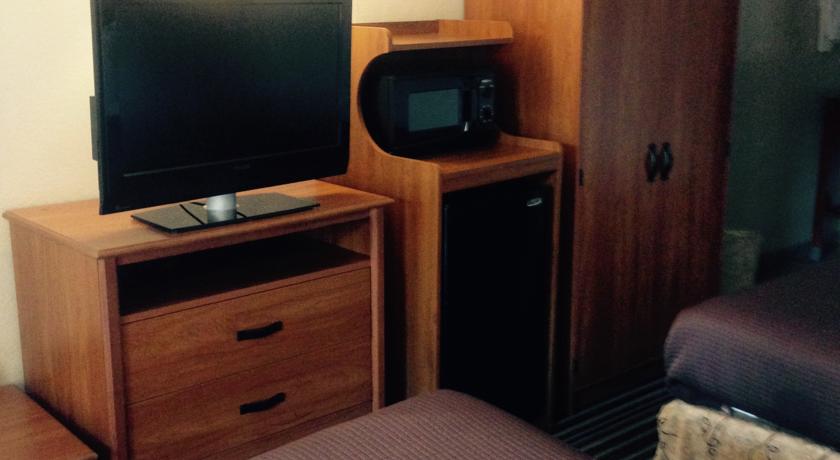 Imagen de la habitación del Hotel Howard Johnson By Wyndham Greensboro Near The Coliseum. Foto 6