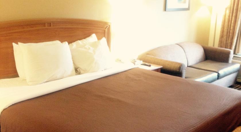Imagen de la habitación del Hotel Howard Johnson By Wyndham Greensboro Near The Coliseum. Foto 7