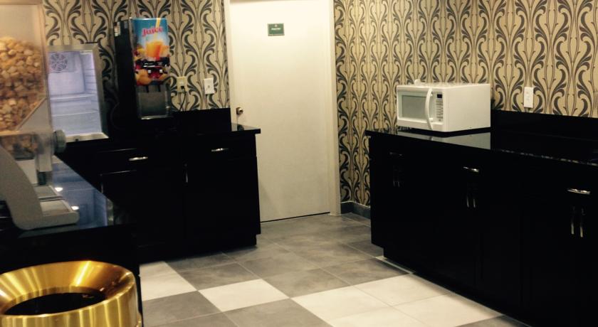 Imagen del bar/restaurante del Hotel Howard Johnson By Wyndham Greensboro Near The Coliseum. Foto 4