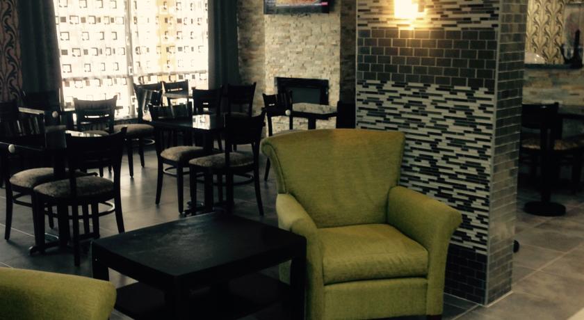 Imagen del bar/restaurante del Hotel Howard Johnson By Wyndham Greensboro Near The Coliseum. Foto 5
