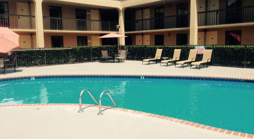 Imagen de la piscina del Hotel Howard Johnson By Wyndham Greensboro Near The Coliseum. Foto 10