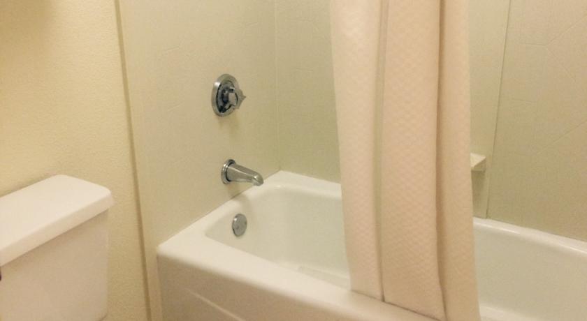 Imagen de la habitación del Hotel Howard Johnson By Wyndham Greensboro Near The Coliseum. Foto 8