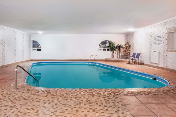 Imagen de la piscina del Hotel Howard Johnson By Wyndham Helena. Foto 12