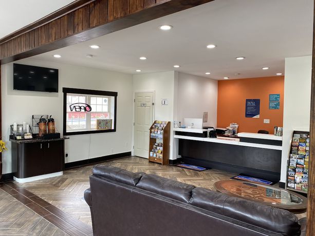 Imagen de los interiores del Hotel Howard Johnson By Wyndham Lake George. Foto 11