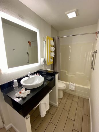 Imagen de la habitación del Hotel Howard Johnson By Wyndham Lake George. Foto 8