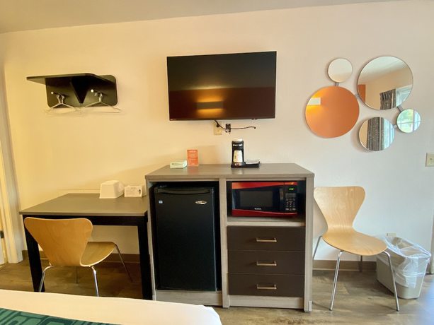 Imagen de la habitación del Hotel Howard Johnson By Wyndham Lake George. Foto 9