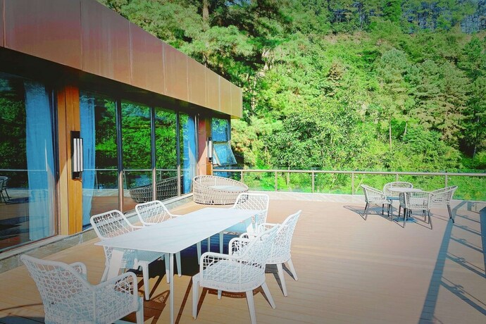 Imagen general del Hotel Howard Johnson By Wyndham Lake Serenity Neijiang. Foto 1
