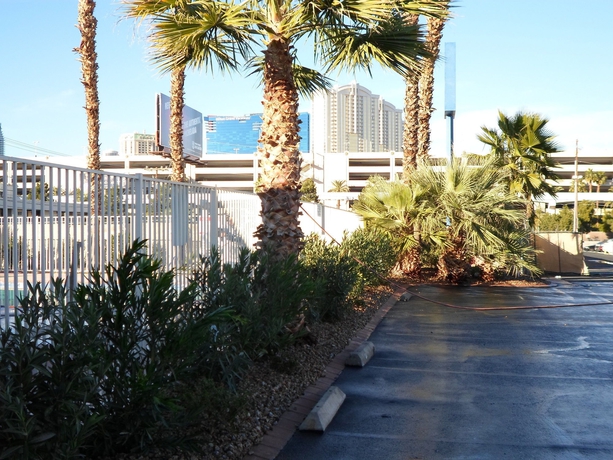 Imagen de los exteriores del Hotel Howard Johnson By Wyndham Las Vegas Near The Strip. Foto 9