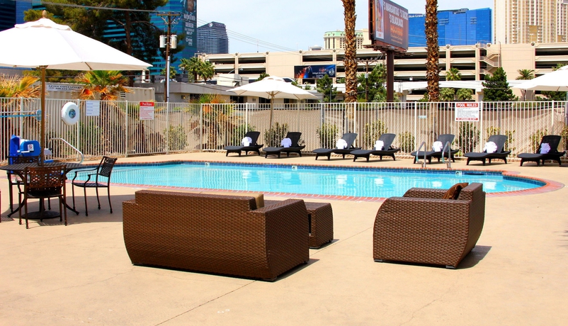 Imagen de la piscina del Hotel Howard Johnson By Wyndham Las Vegas Near The Strip. Foto 15