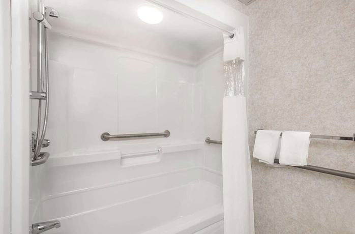 Imagen de la habitación del Hotel Howard Johnson By Wyndham Middletown Newport Area. Foto 9