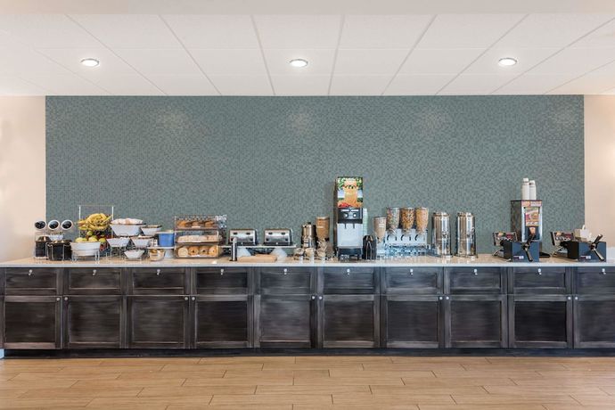 Imagen del bar/restaurante del Hotel Howard Johnson By Wyndham Middletown Newport Area. Foto 2