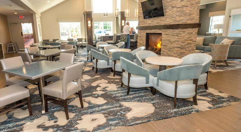 Imagen del bar/restaurante del Hotel Howard Johnson By Wyndham Middletown Newport Area. Foto 3