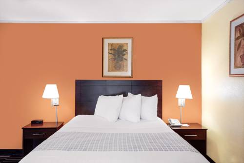 Imagen de la habitación del Hotel Howard Johnson By Wyndham Modesto Ceres. Foto 6