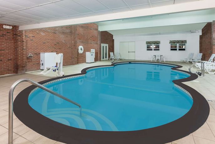 Imagen de la piscina del Hotel Howard Johnson By Wyndham Mystic. Foto 20