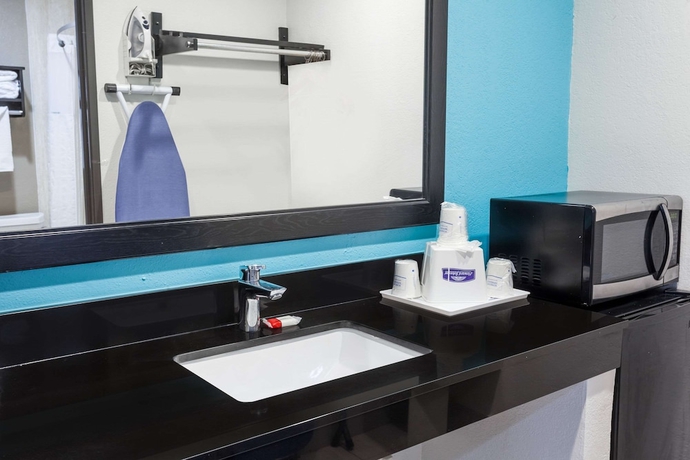 Imagen de la habitación del Hotel Howard Johnson By Wyndham National City/san Diego South. Foto 15