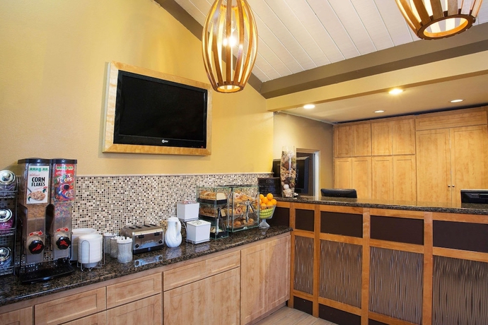 Imagen del bar/restaurante del Hotel Howard Johnson By Wyndham National City/san Diego South. Foto 2