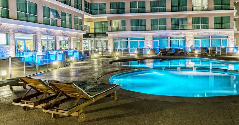 Imagen de la piscina del Hotel Howard Johnson By Wyndham Neuquen. Foto 20