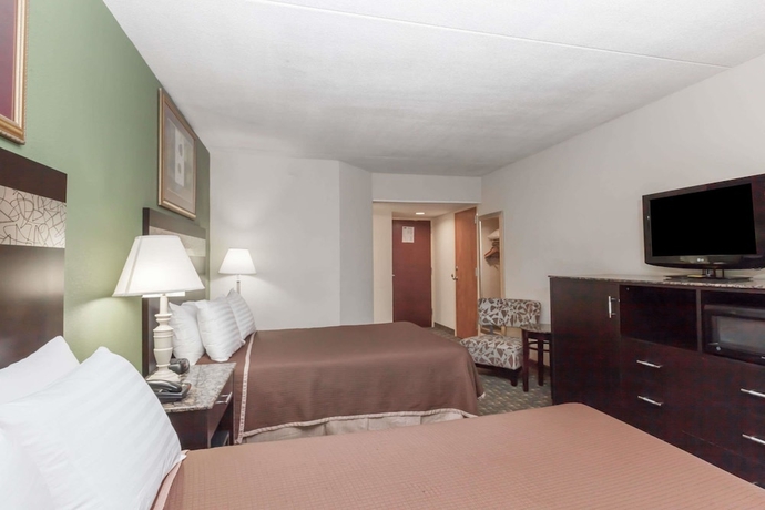 Imagen de la habitación del Hotel Howard Johnson By Wyndham Newark Airport. Foto 10