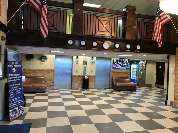 Imagen del bar/restaurante del Hotel Howard Johnson By Wyndham Newark Airport. Foto 3