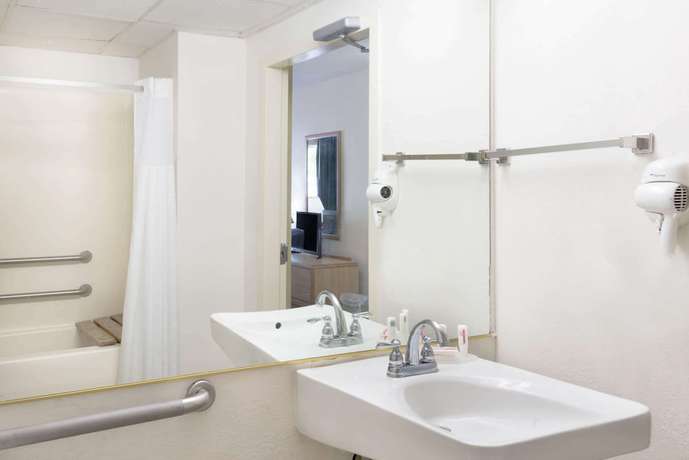 Imagen de la habitación del Hotel Howard Johnson By Wyndham Newburgh/west Point. Foto 12