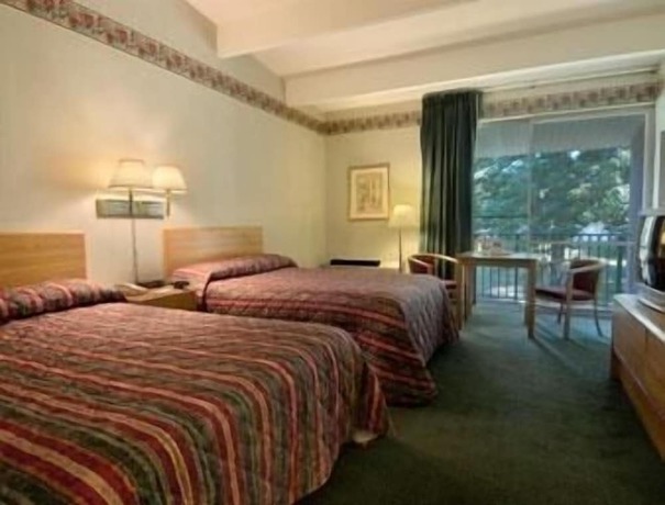 Imagen de la habitación del Hotel Howard Johnson By Wyndham Newburgh/west Point. Foto 13