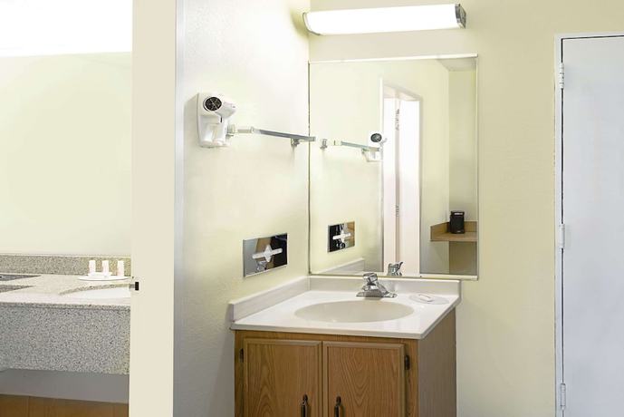 Imagen de la habitación del Hotel Howard Johnson By Wyndham Newburgh/west Point. Foto 14