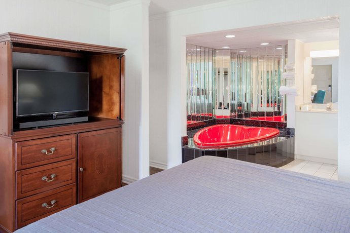 Imagen de la habitación del Hotel Howard Johnson By Wyndham Niagara Falls. Foto 10