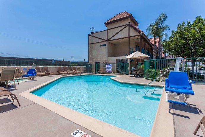 Imagen de la piscina del Hotel Howard Johnson By Wyndham Norco. Foto 13