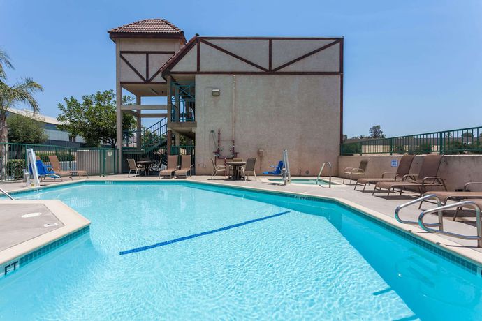 Imagen de la piscina del Hotel Howard Johnson By Wyndham Norco. Foto 14