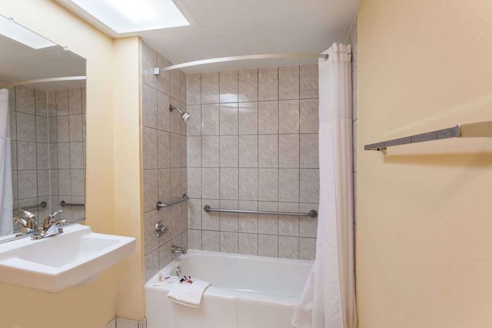 Imagen de la habitación del Hotel Howard Johnson By Wyndham Norco. Foto 6